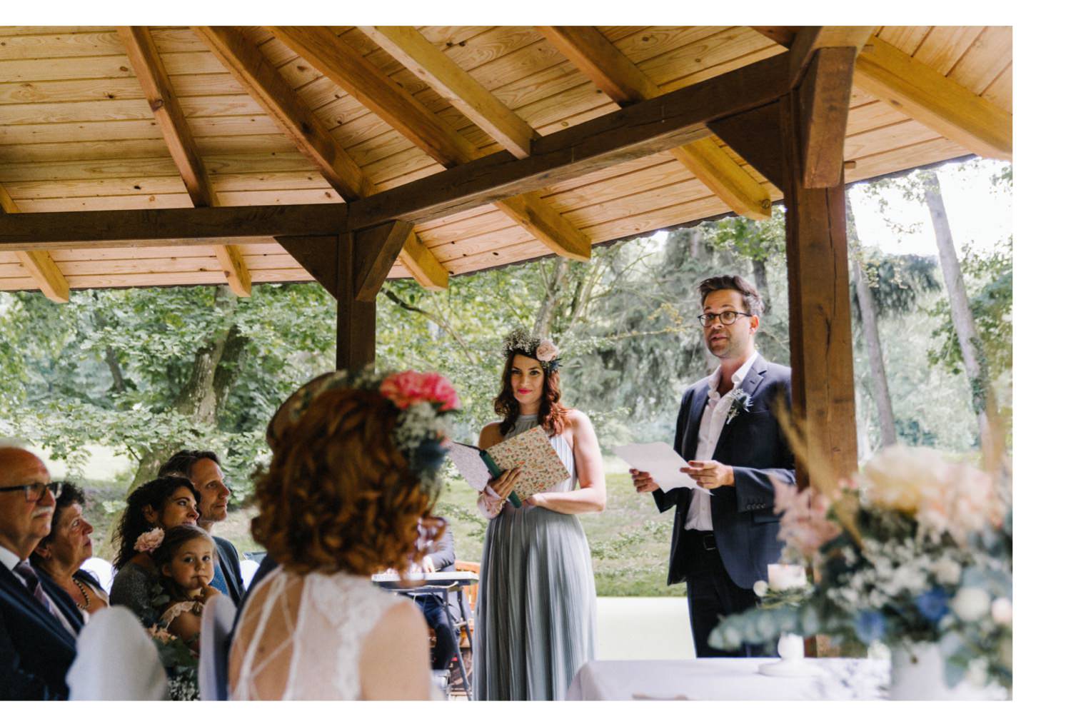 Trauzeuge und Trauzeugin halten eine Rede bei der standesamtlichen Hochzeit im Wald