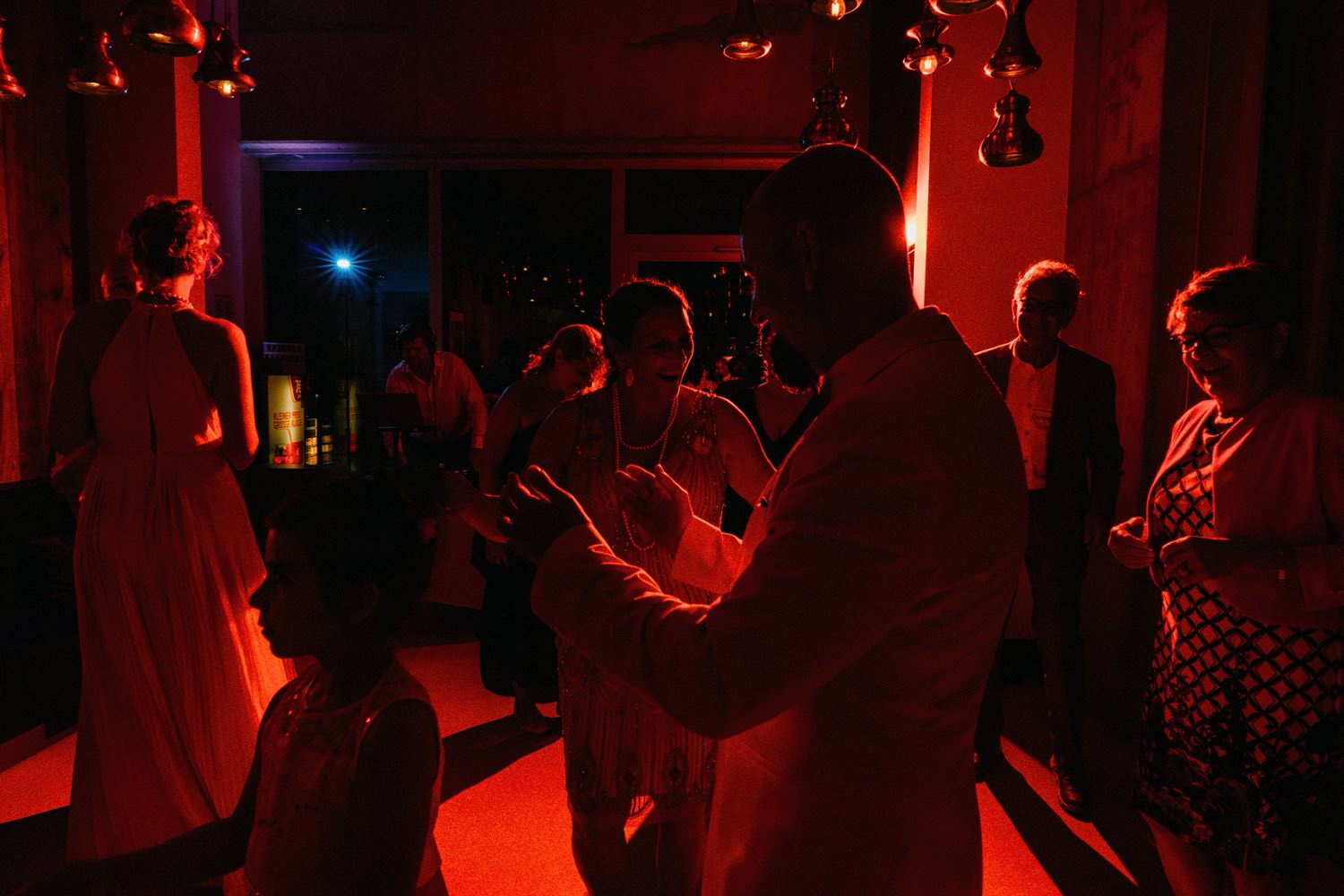 Tanzende Gäste bei der gleichgeschlechtlichen Hochzeit im Hansekai