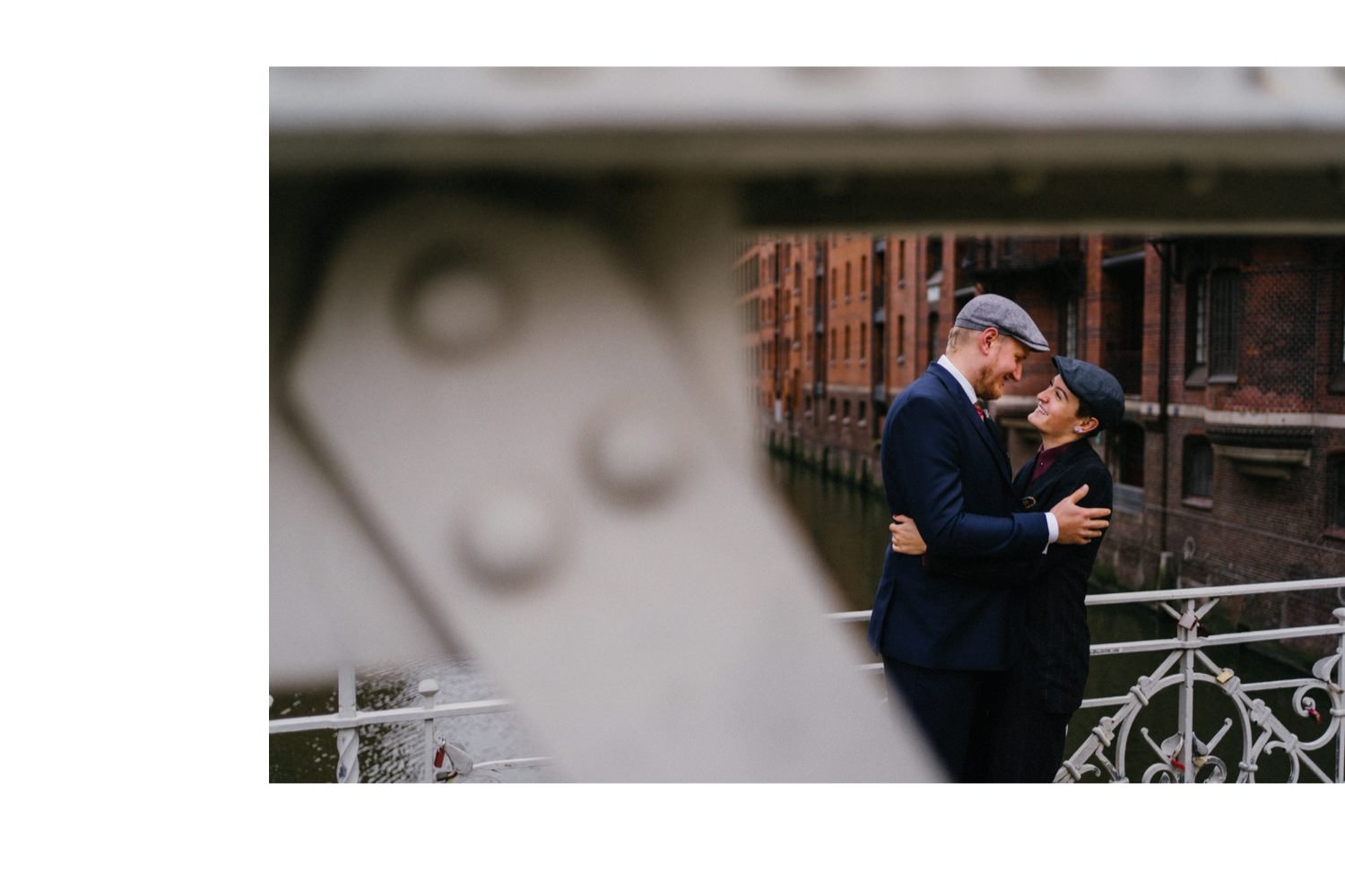 Ein verliebtes Paar schaut sich auf einer Brücke in der Speicherstadt tief in die Augen