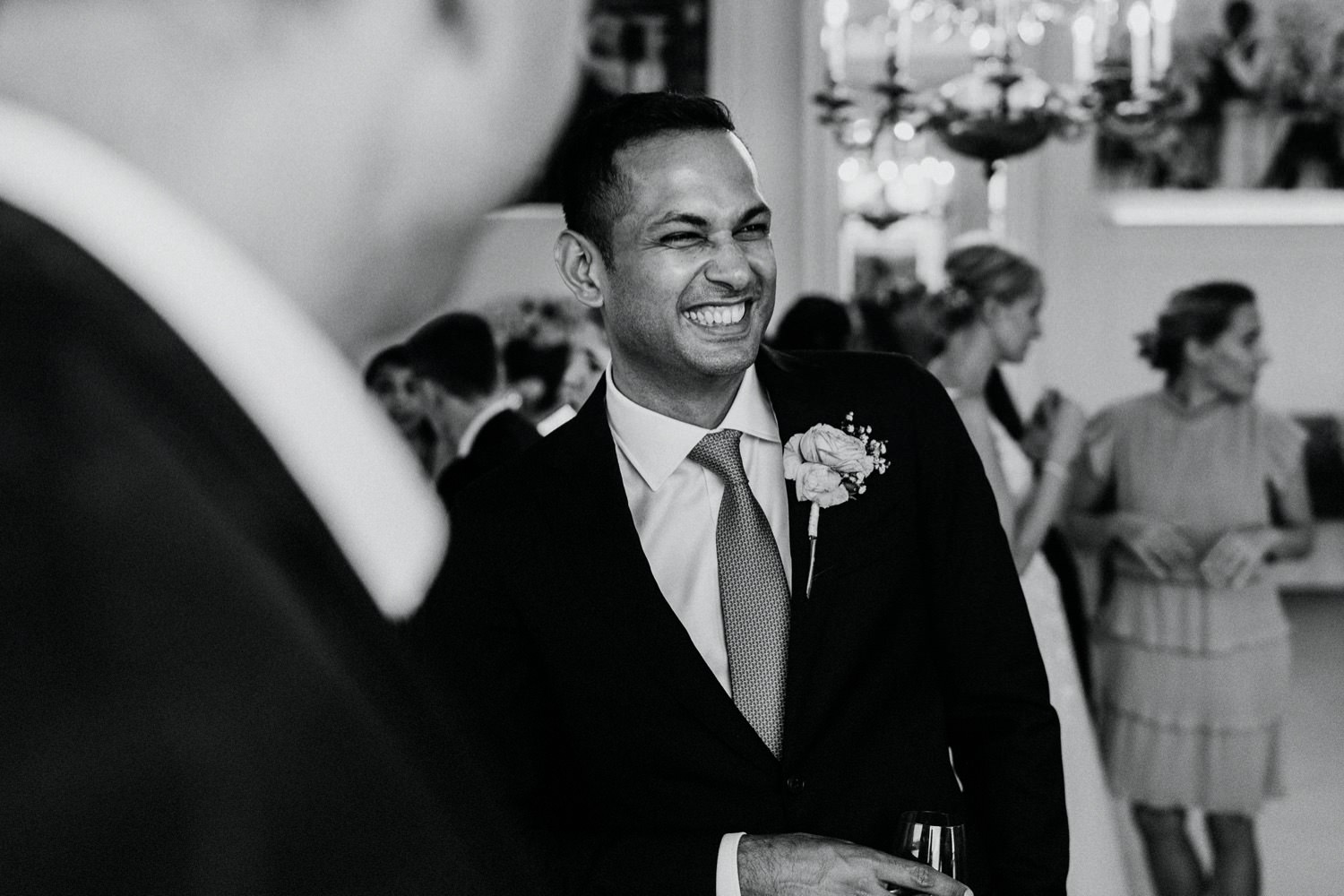 Der herzlich lachende Bräutigam im Am Jachthafen bei seiner Hochzeit