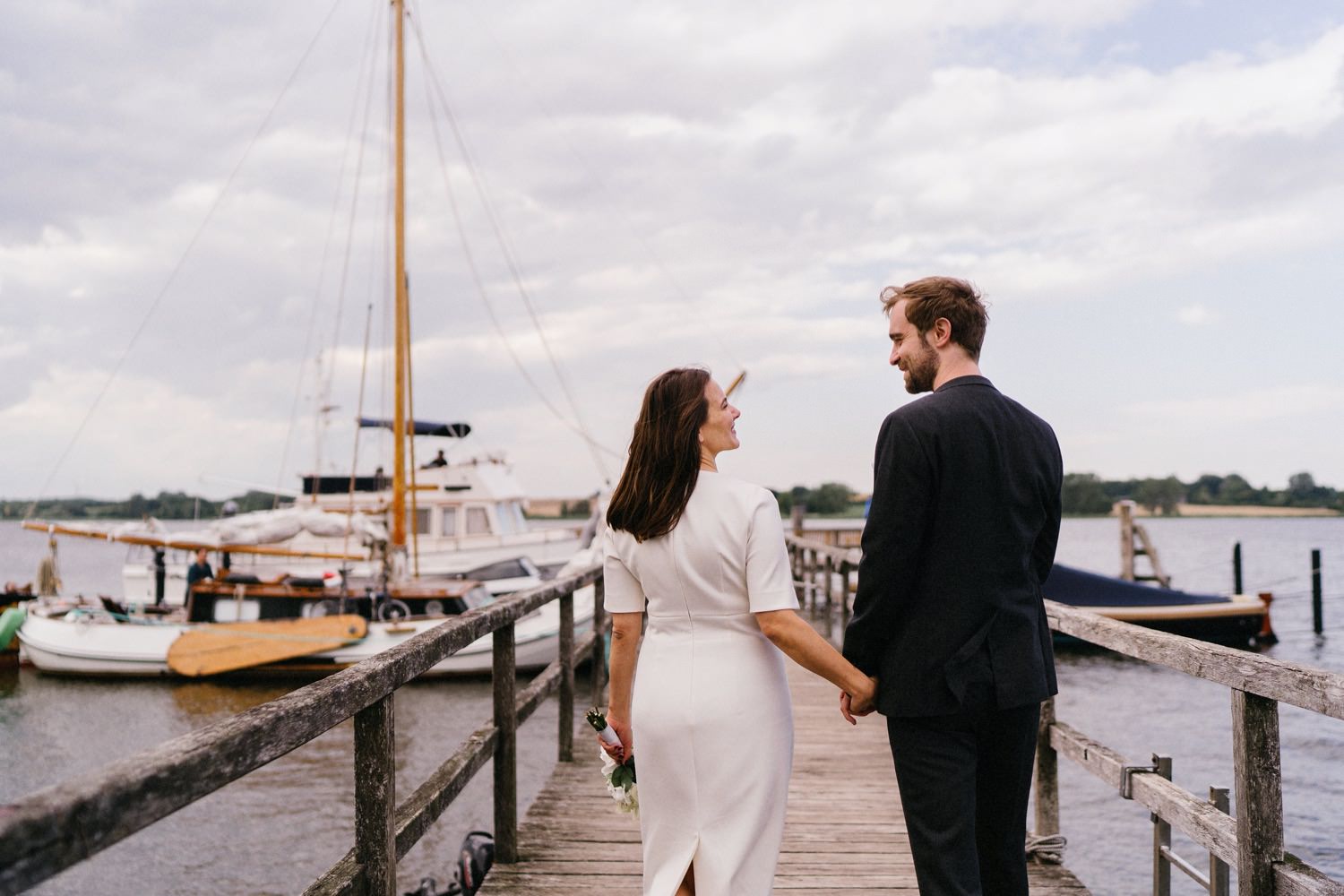 Braut und Bräutigam auf einem Bootsanleger an der Schlei