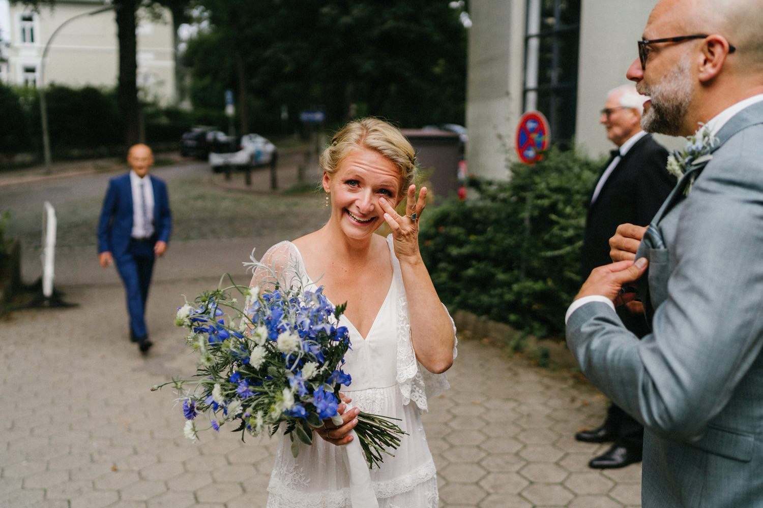 Die Braut und der Bräutigam wischen sich nach dem ersten Treffen am Hochzeitstag die Freudentränen aus dem Gesicht