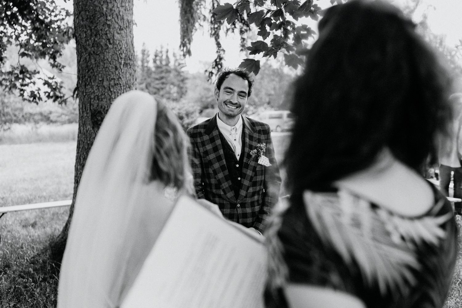 Der Bräutigam lacht vor Freude über das ganze Gesicht, als er dem Trauversprechen seiner Braut bei der weltlichen Trauzeremonie lauscht. In diesem herzerwärmenden Moment der Liebe und des Glücks wird sein Gesicht von einem breiten Lächeln erhellt, während er die aufrichtigen Worte seiner Braut mit Dankbarkeit und Freude aufnimmt.