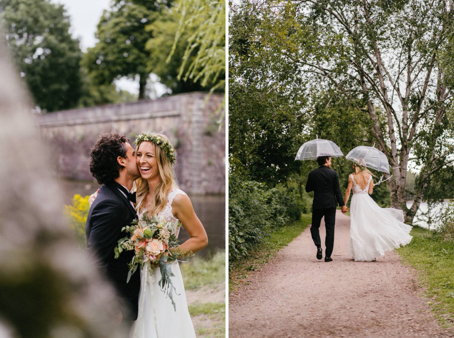 Das Brautpaar umarmt sich liebevoll und geht Hand in Hand mit Regenschirmen entlang des Alsterlaufs, während leichter Nieselregen fällt. Trotz des Wetters strahlen sie vor Glück und genießen den romantischen Spaziergang entlang des malerischen Ufers der Alster.