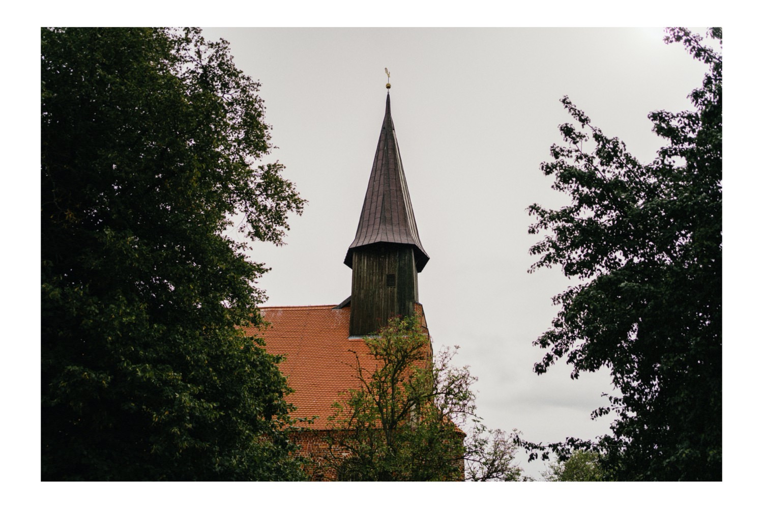 Der Kirchturm der Kirche in Schaprode auf Rügen